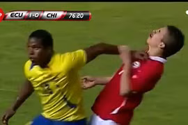 Pha tự phạm lỗi “sáng tạo” trên sân cỏ