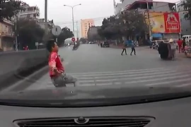 Clip trượt chân ngã vào gầm ô tô khi qua đường