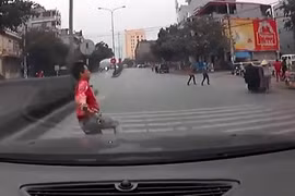 Clip trượt chân ngã vào gầm ô tô khi qua đường