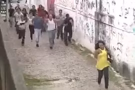 “100 người... trêu 1 người“