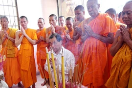 Trầm Bê lần đầu về quê, sau “sự cố” treo ảnh ở chùa