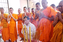 Trầm Bê lần đầu về quê, sau “sự cố” treo ảnh ở chùa