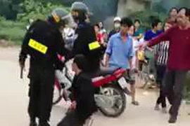 CSCĐ bị “tố” đánh, bắt người vi phạm quỳ xuống đường