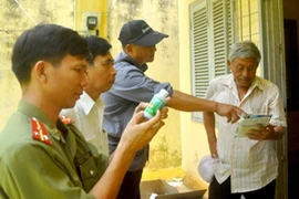 2 người Trung Quốc dùng thuốc lạ “phù phép” dứa non