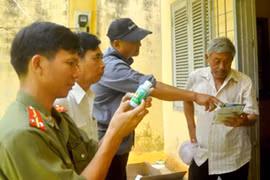 2 người Trung Quốc dùng thuốc lạ “phù phép” dứa non