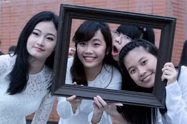 Teen chuyên Ams “quậy tưng bừng” trong ngày hội áo dài