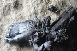 Rợn người “chân treo gác bếp” của người Mông