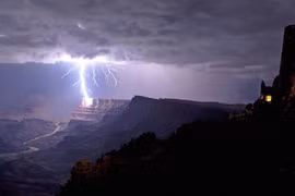 Ảnh độc: Sét đánh trúng kỳ quan nước Mỹ