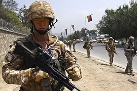 Vũ khí hiện đại và chiến binh: Ai “triệt tiêu” ai?