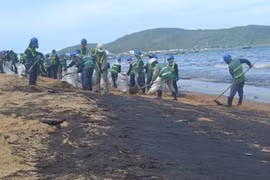 Dầu loang biển Quy Nhơn khiến ngư dân “khóc ròng“