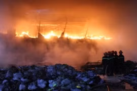 Phong tỏa, điều tra vụ cháy lớn trong KCN Sóng Thần