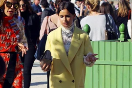 Phong cách Menswear trở lại: Những chiếc áo choàng lịch lãm cho nữ doanh nhân sành điệu