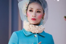 Quán quân VN next top model 2010 diện áo làm từ... giấy lót bánh