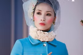 Quán quân VN next top model 2010 diện áo làm từ... giấy lót bánh