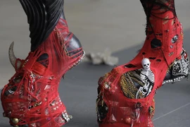 Ngắm những đôi giày “siêu dị” của Lady Gaga