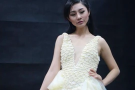 Trà My mặc váy làm từ... 2000 bao cao su