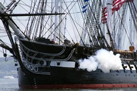 Ảnh QS ấn tượng tuần qua: tàu chiến “cổ nhất” thế giới bắn pháo