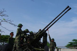 Thăm trận địa pháo bảo vệ bầu trời Vũng Tàu