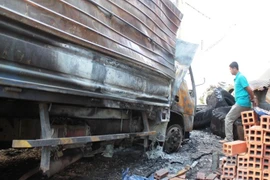 Náo loạn vì xe tải cháy... thiêu rụi tiệm tạp hóa