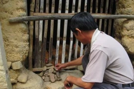 Độc đáo tục nhặt đá cầu may sáng mùng một Tết