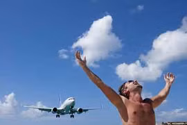 Sửng sốt máy bay lướt sát đầu dân tắm biển