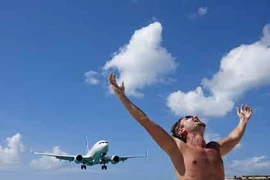 Sửng sốt máy bay lướt sát đầu dân tắm biển
