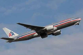 Máy bay hạ cánh khẩn cấp vì hành khách “nổi loạn“