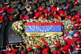 Hàng chục nghìn người đưa tiễn cố TT Chavez 