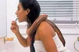 “Nổi da gà” với cô gái sống cùng giun đất khổng lồ