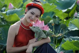 Nữ sinh báo chí áo yếm sexy... e ấp bên sen hồng