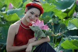 Nữ sinh báo chí áo yếm sexy... e ấp bên sen hồng