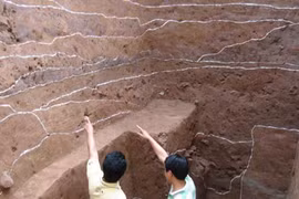 Chùm ảnh ngôi mộ cổ kỳ lạ bên tường thành Hà Nội