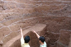 Chùm ảnh ngôi mộ cổ kỳ lạ bên tường thành Hà Nội