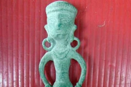 Phát hiện dao 2.500 tuổi hình người ở Hà Tĩnh