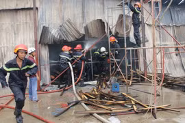 300 mét vuông xưởng gỗ bị thiêu rụi