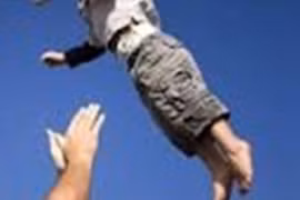 Tung hứng con trúng quạt trần, bé 10 tháng vỡ sọ