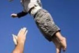 Tung hứng con trúng quạt trần, bé 10 tháng vỡ sọ