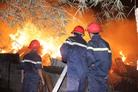 Cháy lớn xưởng sản xuất nhang tại Bình Dương