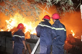 Cháy lớn xưởng sản xuất nhang tại Bình Dương