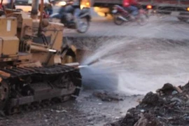 Quốc lộ 1A hỗn loạn vì vỡ ống nước