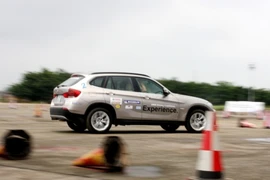 Xem dàn xế sang của BMW phô diễn sức mạnh ở HN