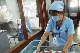 Bà ngoại đã đến nhận bé trai “nghi” bị mẹ bóp mũi 