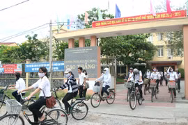 Giáo viên cùng thi với học sinh để kiểm tra chất lượng