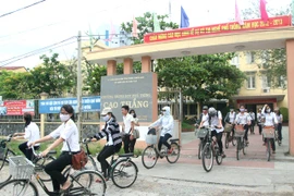 Giáo viên cùng thi với học sinh để kiểm tra chất lượng