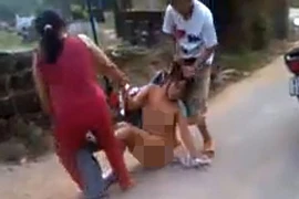 Nghi can “lột đồ đánh ghen” được tại ngoại