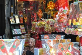 Ông Công ông Táo: vàng mã ế nhưng vẫn “lên đời“