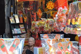 Ông Công ông Táo: vàng mã ế nhưng vẫn “lên đời“