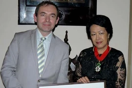 Bà Tôn Nữ Thị Ninh nhận Bắc đẩu Bội tinh