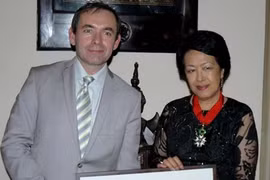 Bà Tôn Nữ Thị Ninh nhận Bắc đẩu Bội tinh