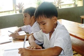 Bé 6 tuổi từ chối hối lộ, chính quyền khen thưởng